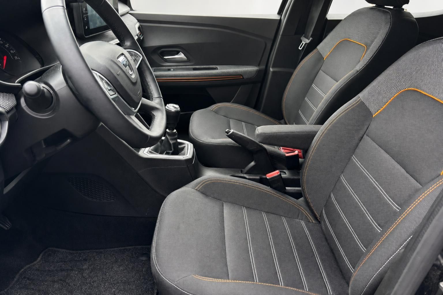 Dacia Sandero Innenraum Vordersitze und Cockpit mit Schaltgetriebe