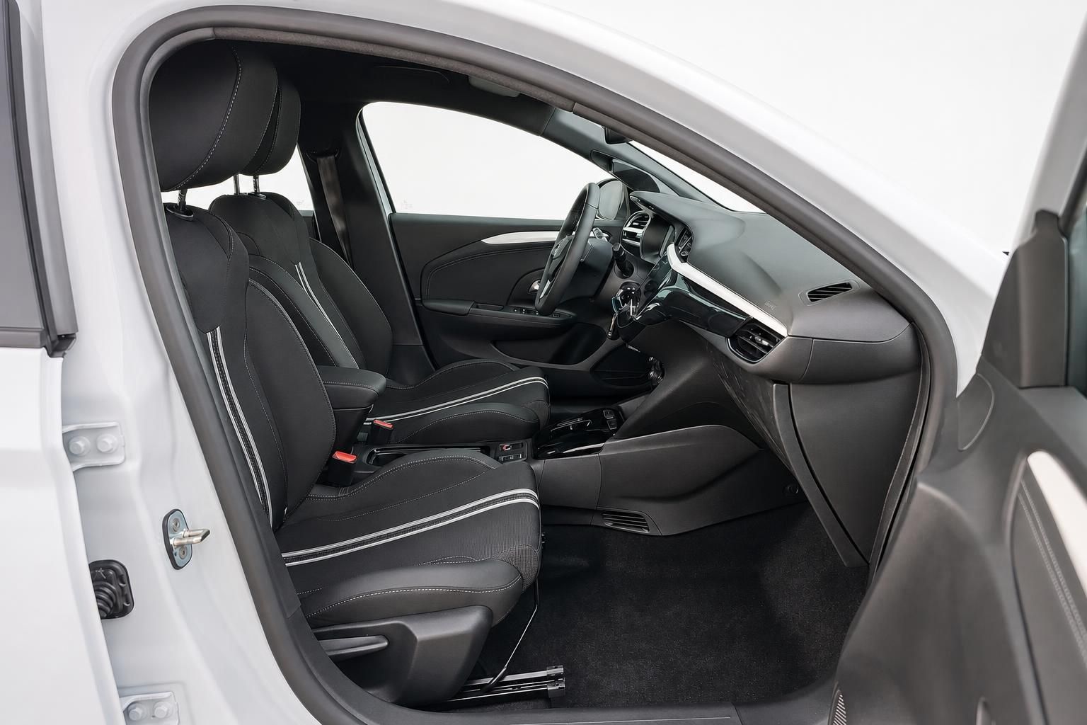 Opel Corsa Innenraum Vordersitze und Cockpit Ansicht