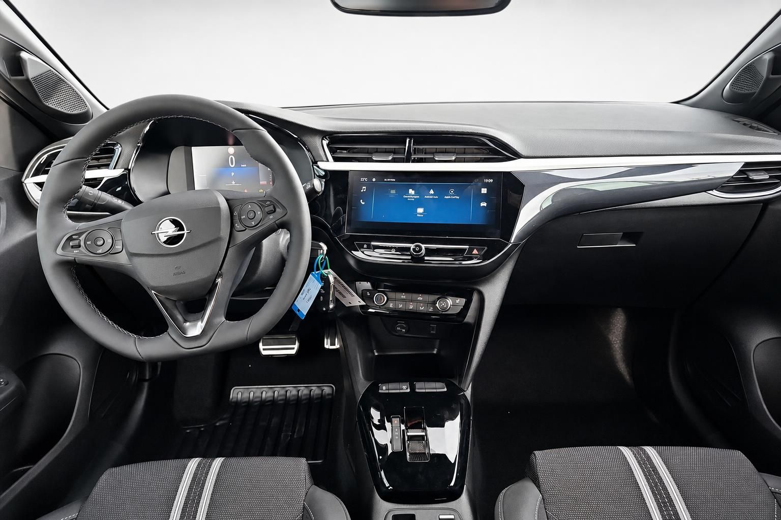 Opel Cockpit mit Lenkrad, Digitaltacho und Mittelkonsole im Detail