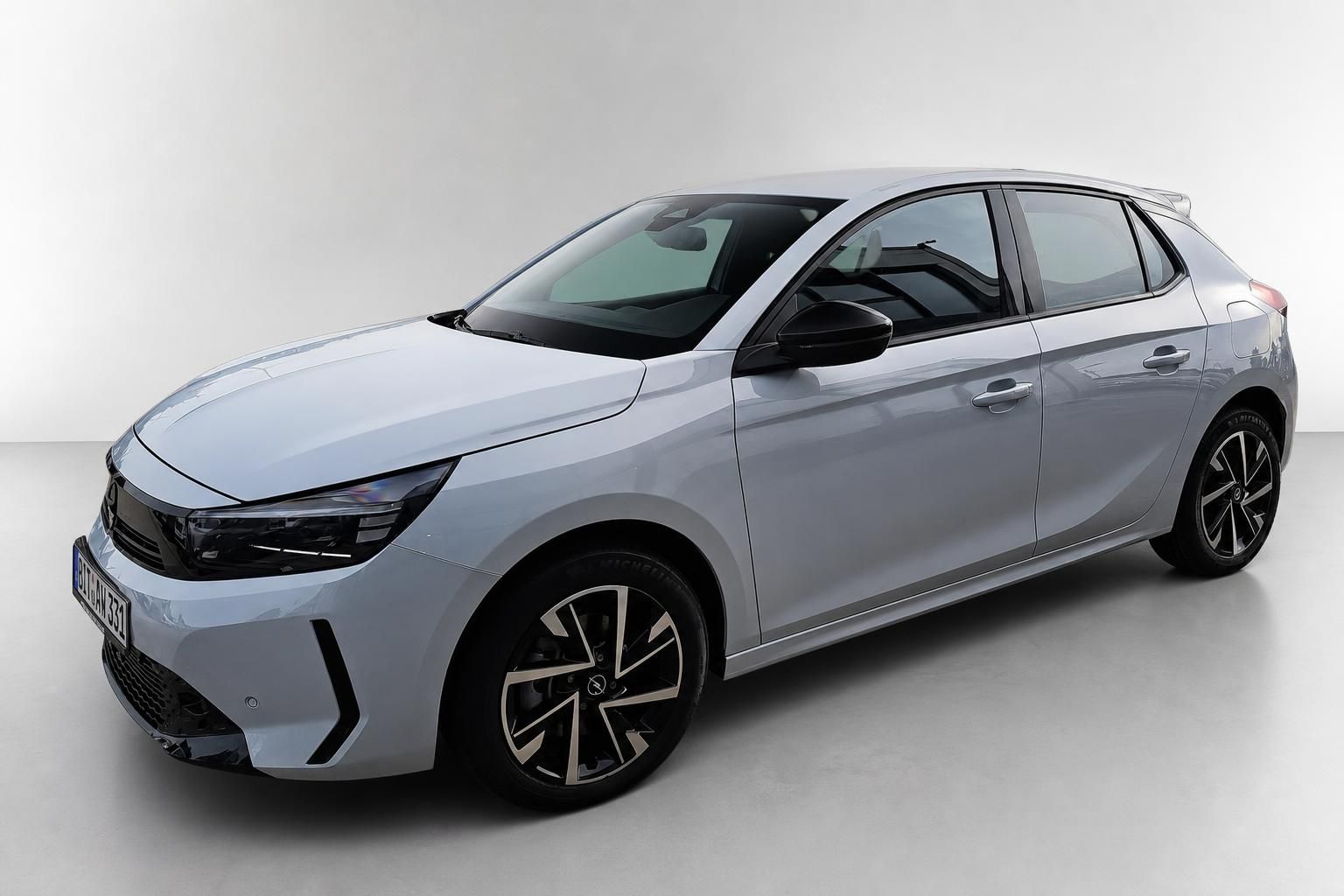 Opel Corsa silber, Frontansicht schräg im Studio
