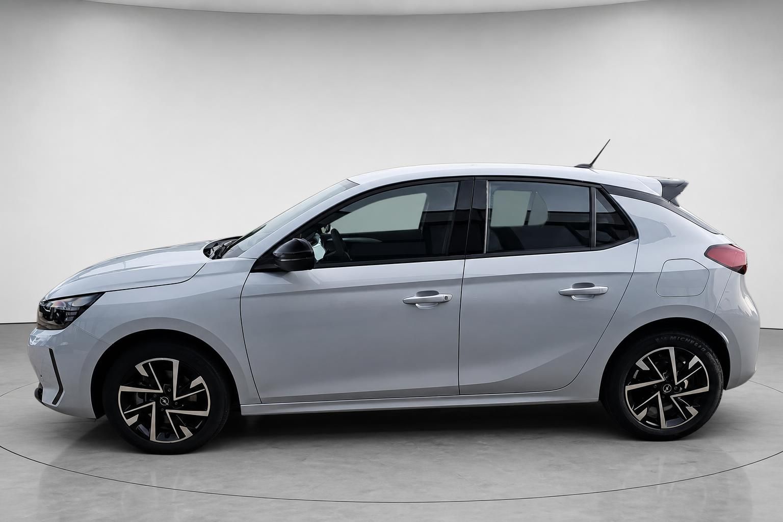 Opel Corsa silber, Seitenansicht komplett auf Drehteller
