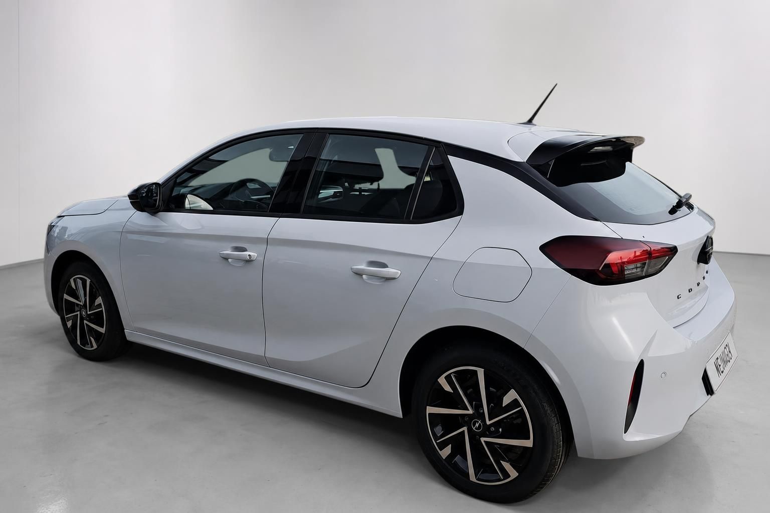 Opel Corsa weiß, Heckansicht schräg im Studio