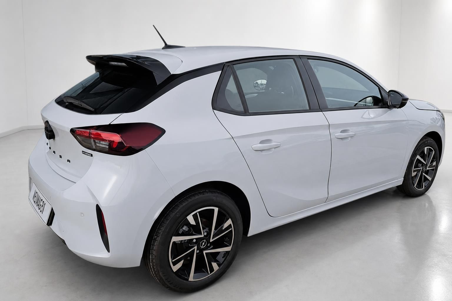 Opel Corsa weiß Heck-Seitenansicht mit Alufelgen