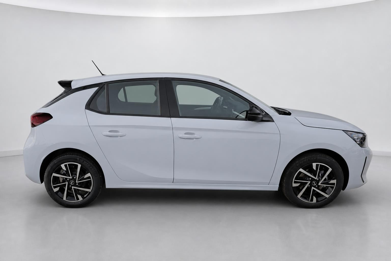 Opel Corsa weiß Seitenansicht im Studio