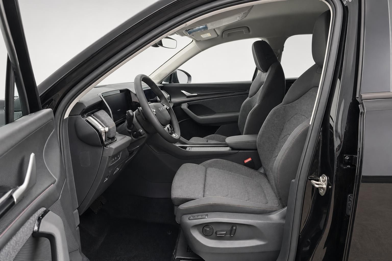 Skoda Innenraum mit schwarzen Sportsitzen und Cockpit-Ansicht