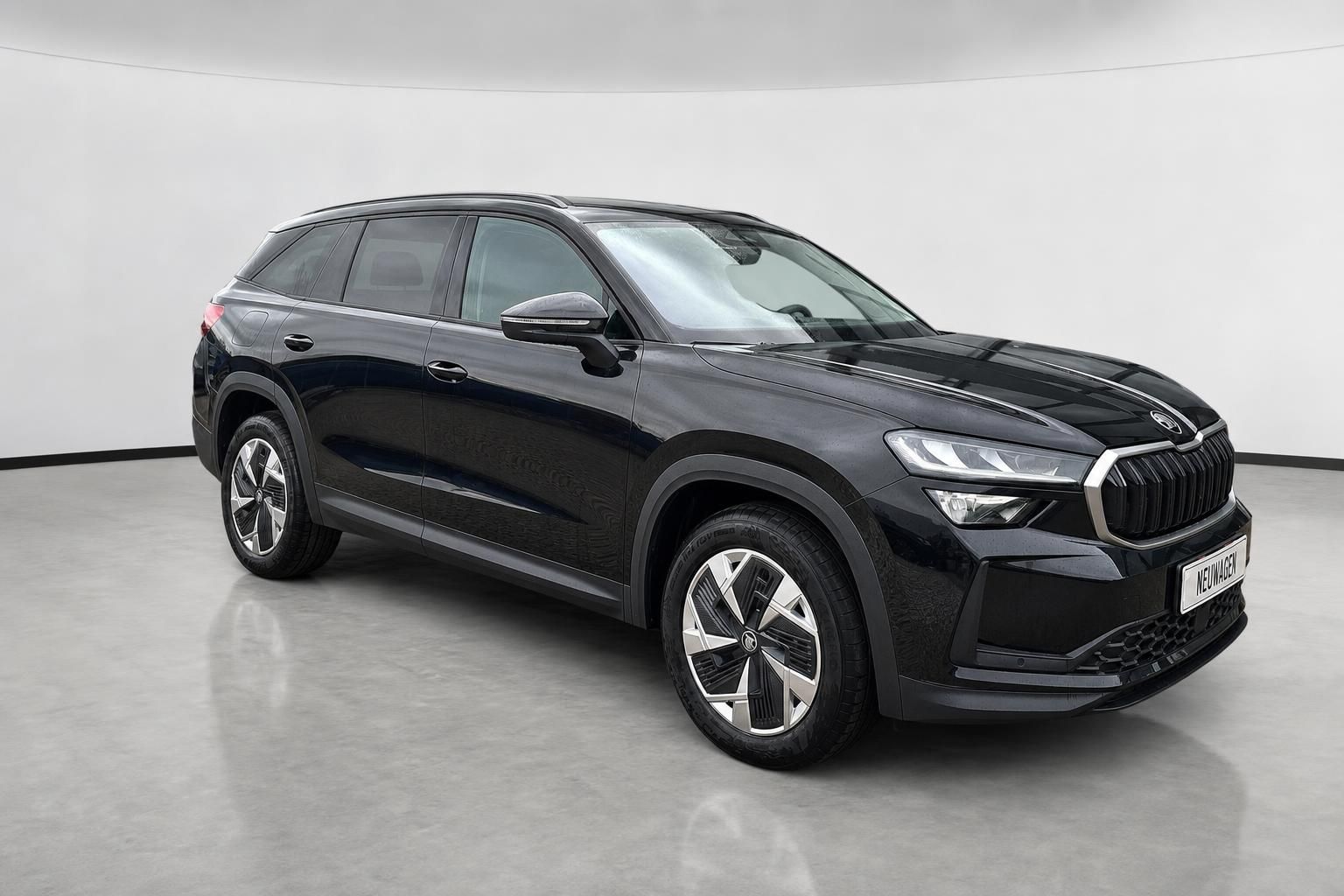 Skoda Kodiaq schwarz SUV Frontansicht seitlich im Studio