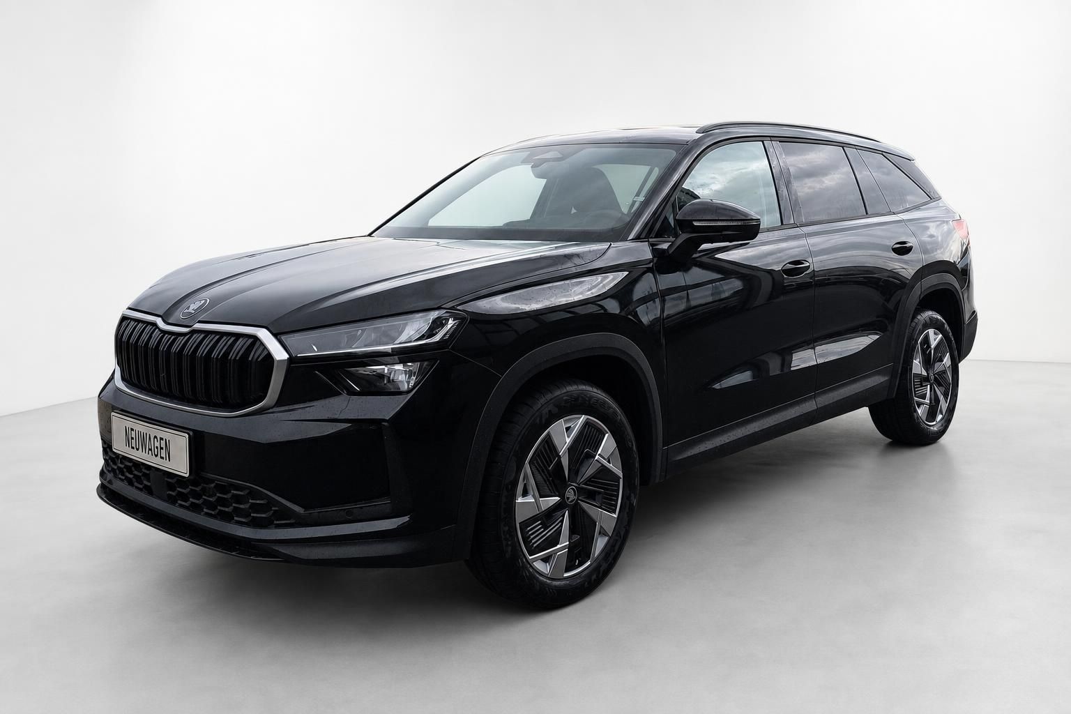 Skoda Kodiaq schwarz Neuwagen Frontansicht Studioaufnahme
