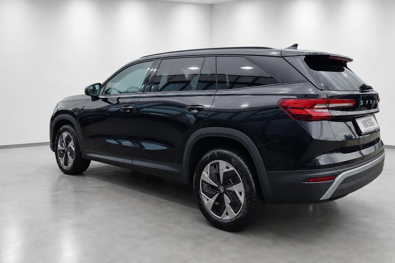 Skoda Kodiaq schwarz Heckansicht seitlich Studiofoto