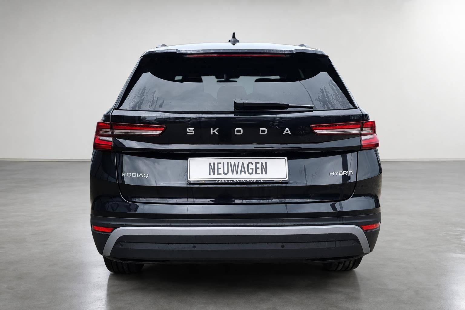 Skoda Kodiaq Hybrid schwarz Heckansicht im Studio