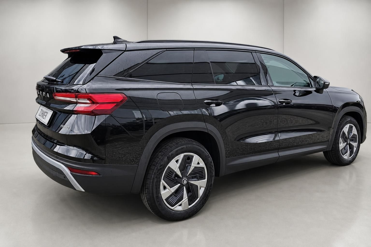 Skoda Kodiaq Hybrid schwarz Heck-Seitenansicht Studio
