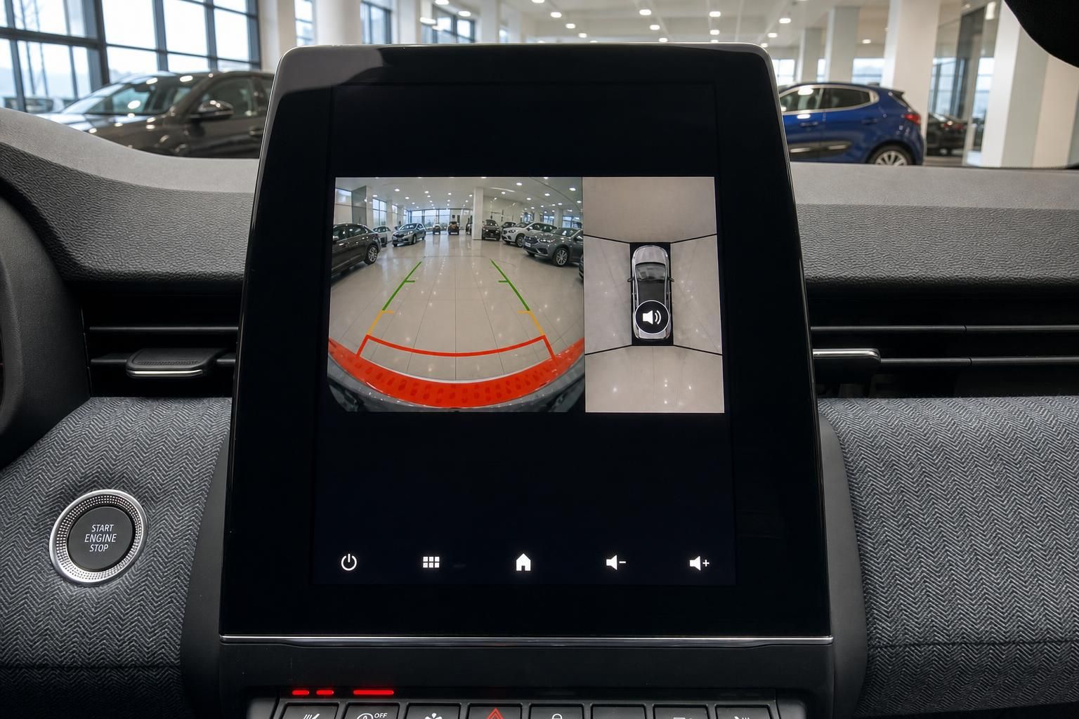 Renault Clio Rückfahrkamera mit Parkassistent und 360-Grad-Ansicht auf dem Infotainment-Display