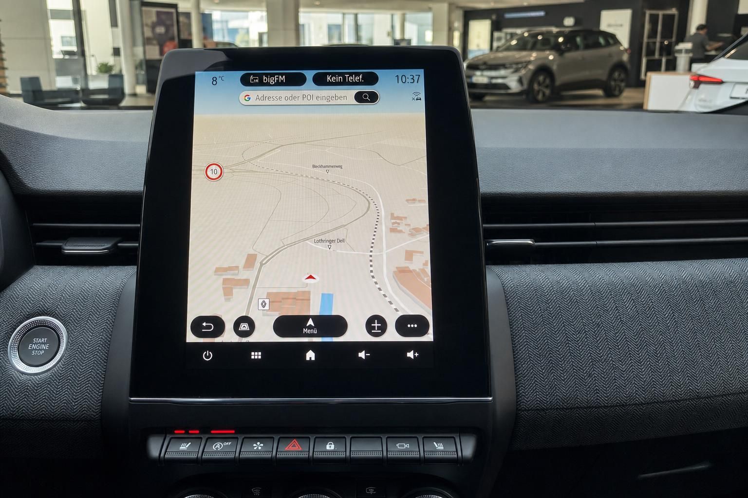 Renault Clio Touchscreen-Navigationssystem mit Kartenansicht und Google-Suche im Cockpit