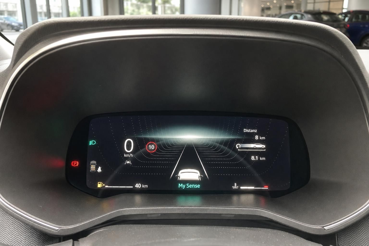 Digitales Kombiinstrument eines Renault Clio mit My Sense Fahrassistenz und Navigationsdaten