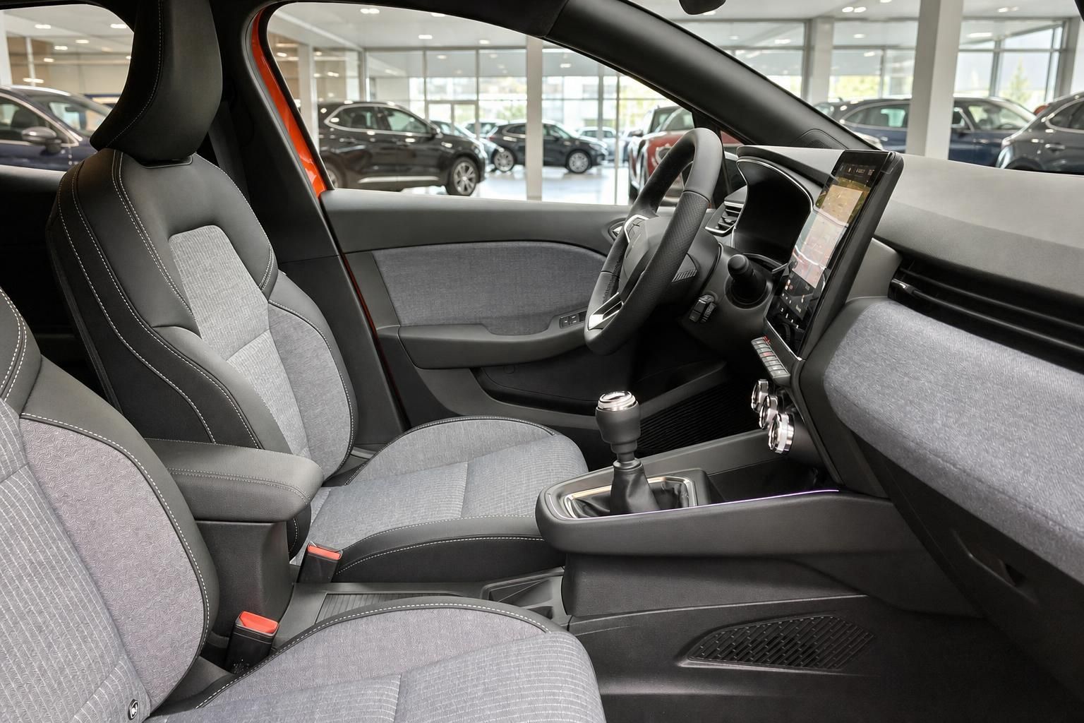 Renault Clio Innenraum Vordersitze grau mit Lenkrad und Touchscreen-Navi im Autohaus