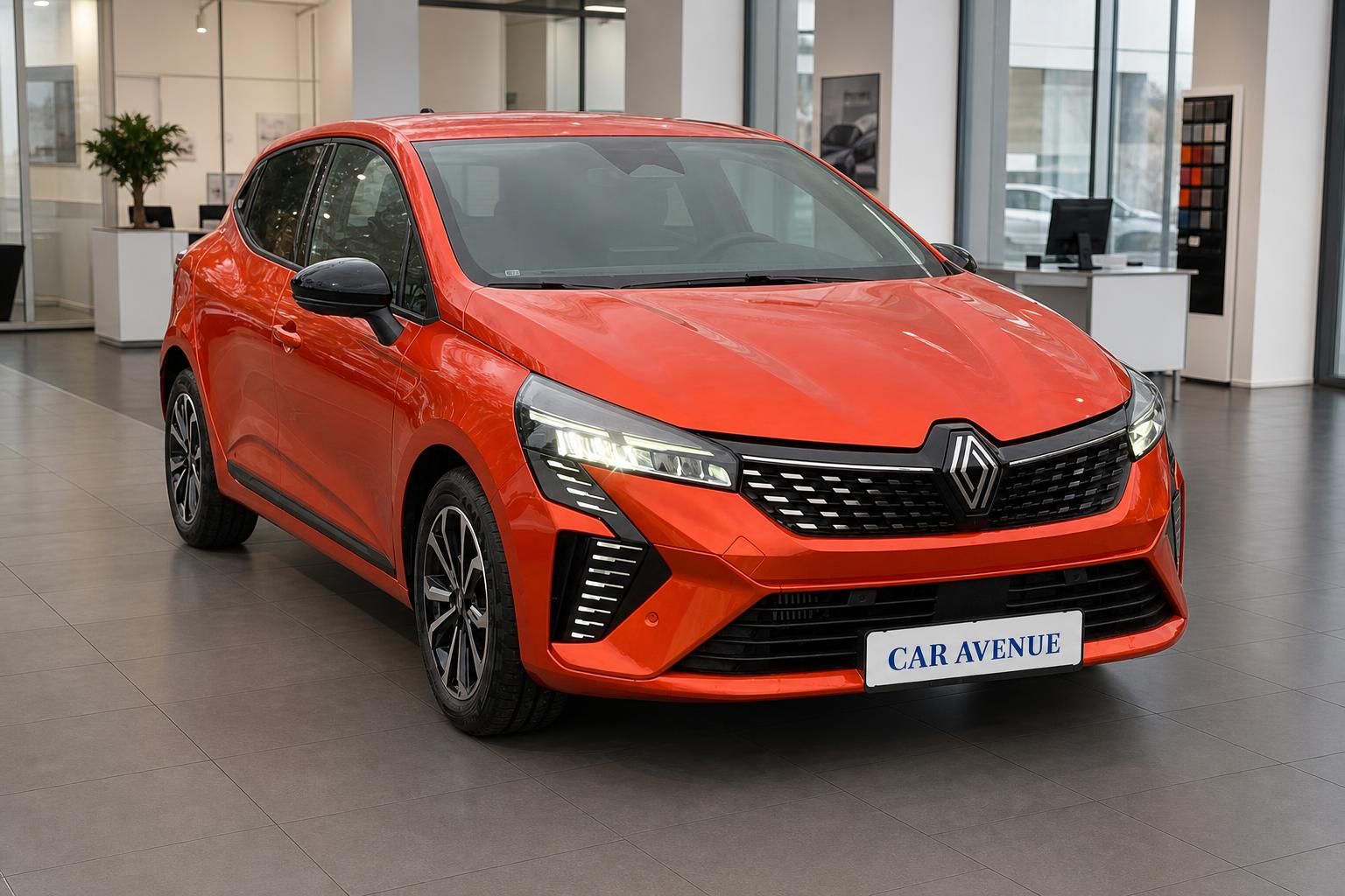 Renault Clio orange Schrägheck Frontansicht im Showroom – Neufahrzeug kaufen