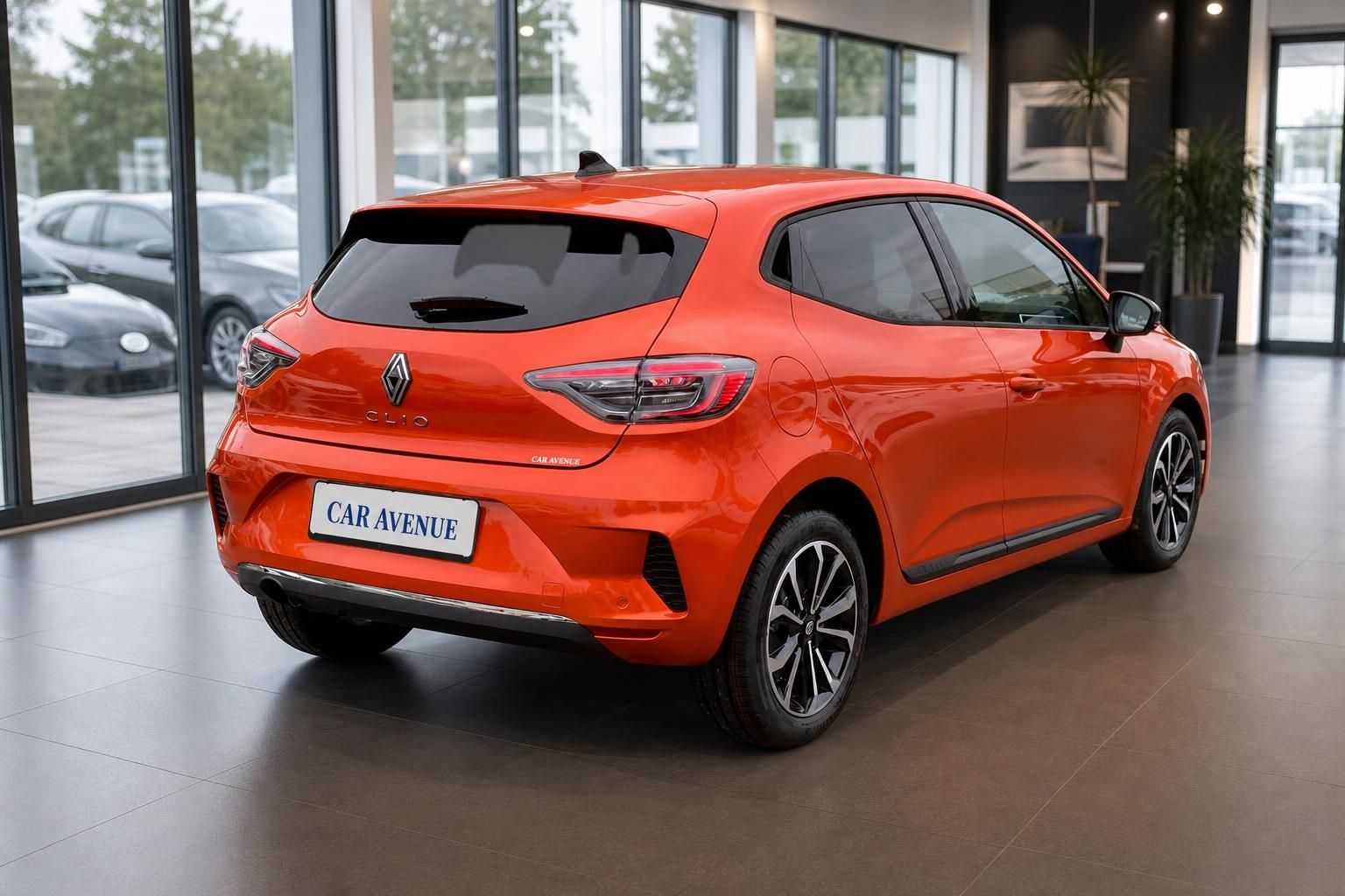 Renault Clio orange Heckansicht im Autohaus mit LED-Rückleuchten und Händlerschild Car Avenue
