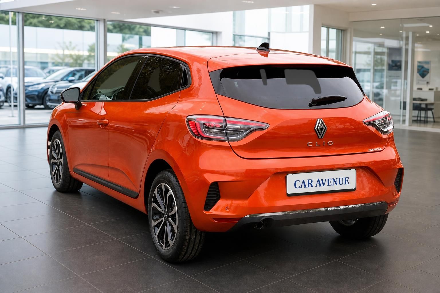 Renault Clio orange Heckansicht im Autohaus – kompakter Kleinwagen mit LED-Rückleuchten