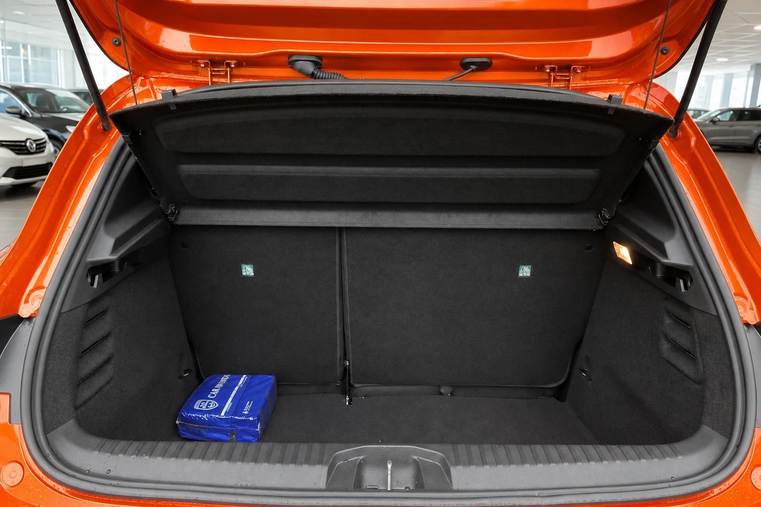 Renault Clio Kofferraum geöffnet – großes Ladevolumen orangefarbener Kompaktwagen