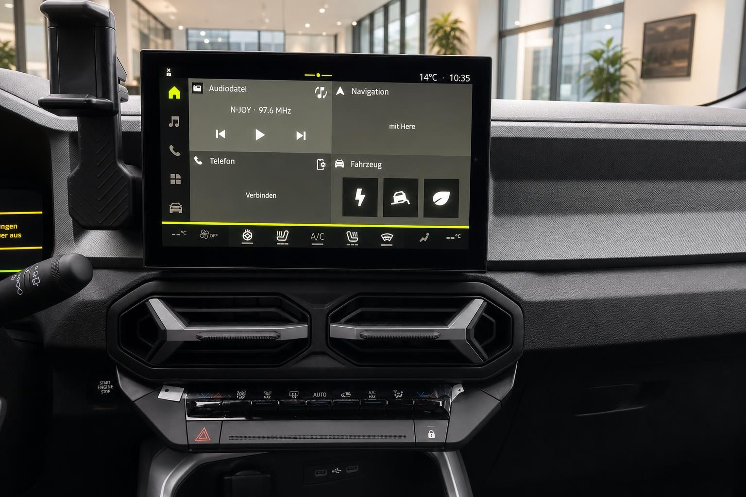 Touchscreen-Infotainmentsystem mit Navigation und Radio im modernen Fahrzeug-Cockpit