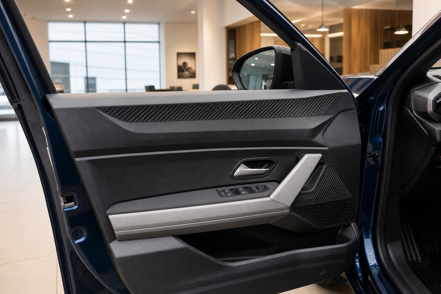 Detailaufnahme der Türverkleidung mit Carbonoptik und elektrischen Fensterhebern