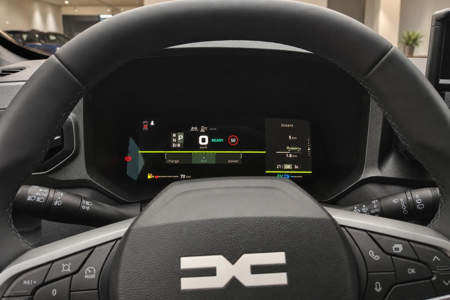 Elektroauto Cockpit mit digitalem Display, Lenkrad und Fahrmodus-Anzeige im Innenraum