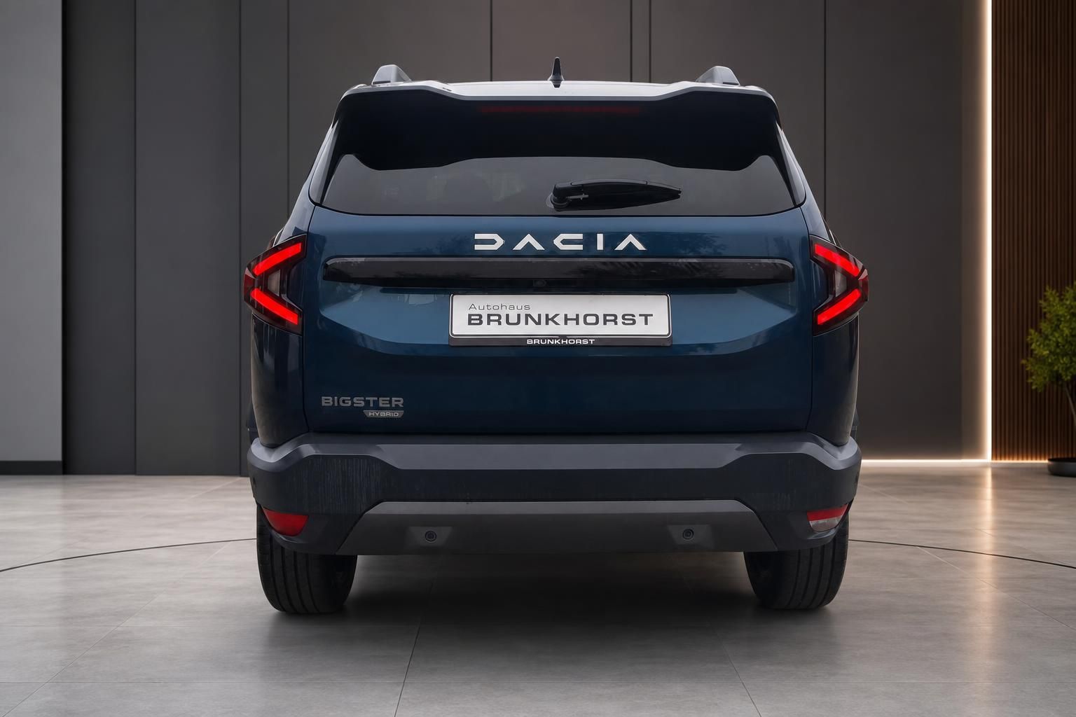 Dacia Bigster Hybrid Heckansicht in dunkelblau - Autohaus Brunkhorst
