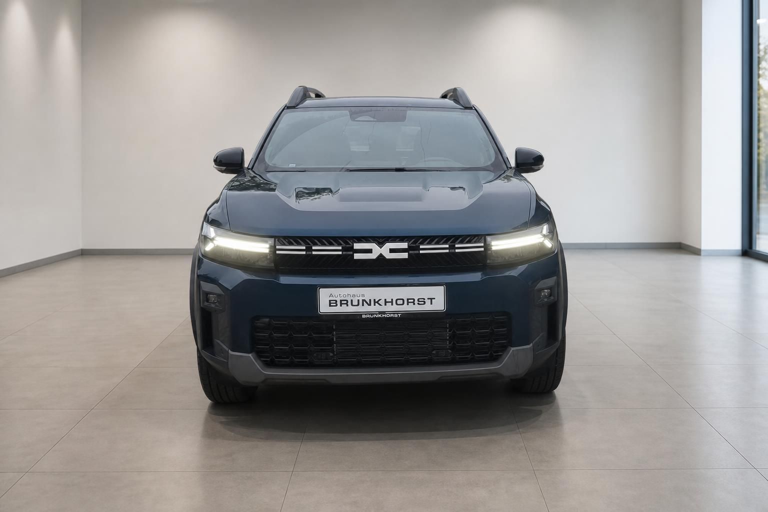 Dacia SUV Frontansicht mit eingeschalteten LED-Tagfahrlichtern - Autohaus Brunkhorst