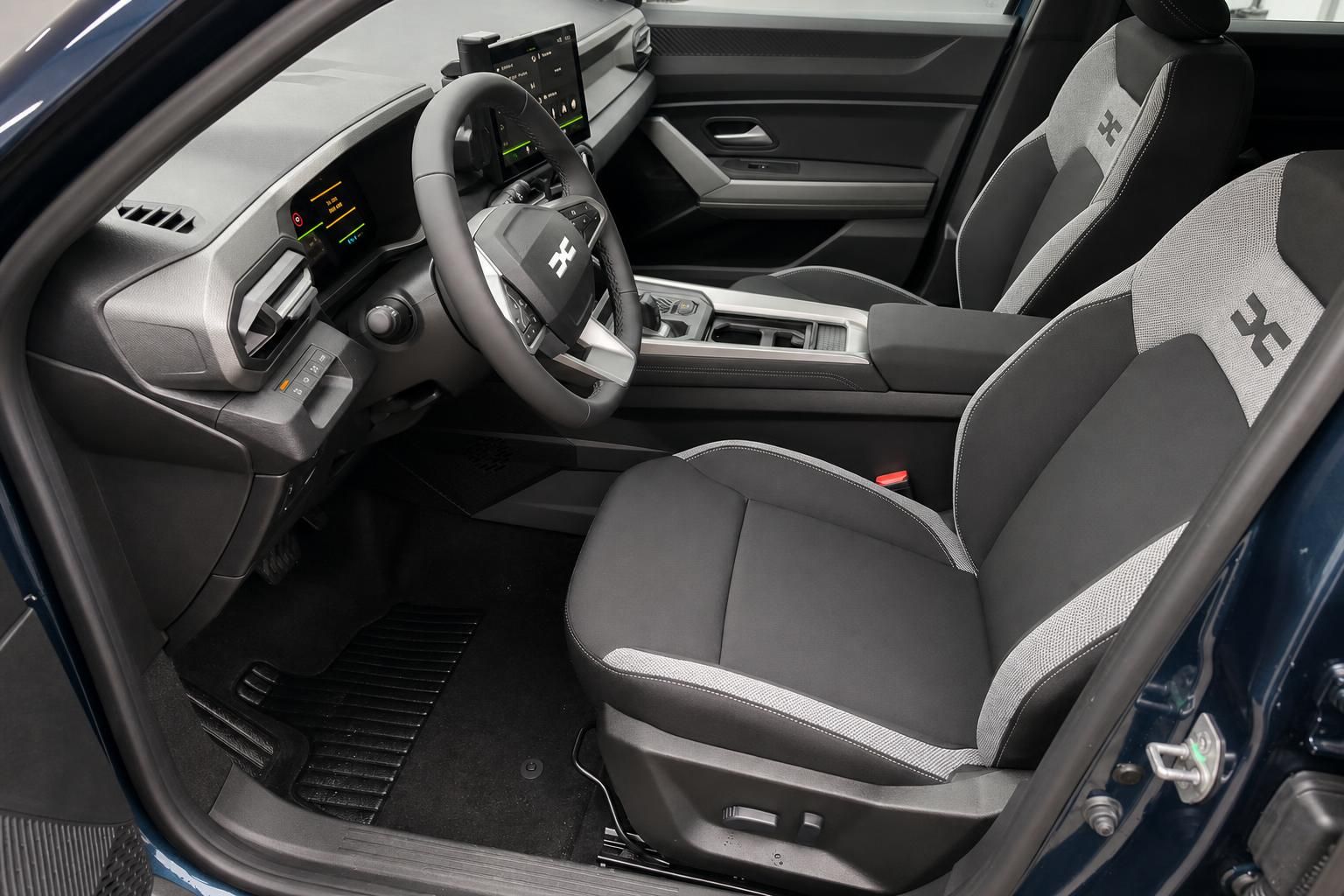 Dacia Fahrersitz und Cockpit mit digitalem Display und modernem Design