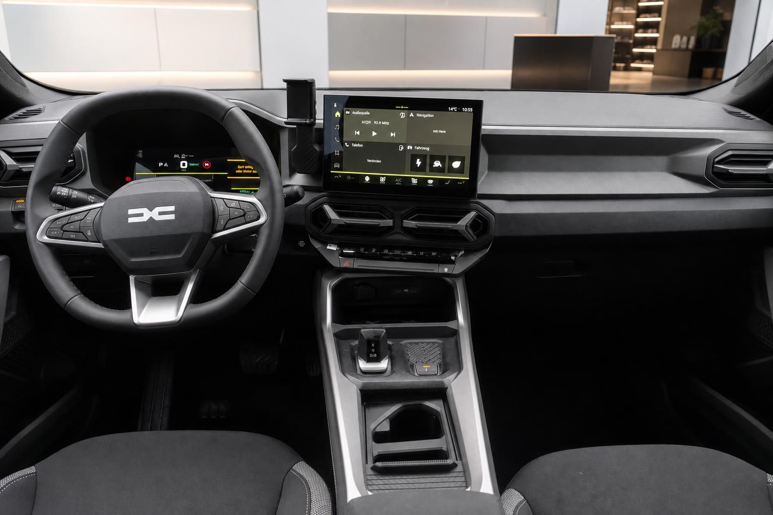 Dacia Innenraum mit modernem Cockpit, Touchscreen und schwarzer Ausstattung