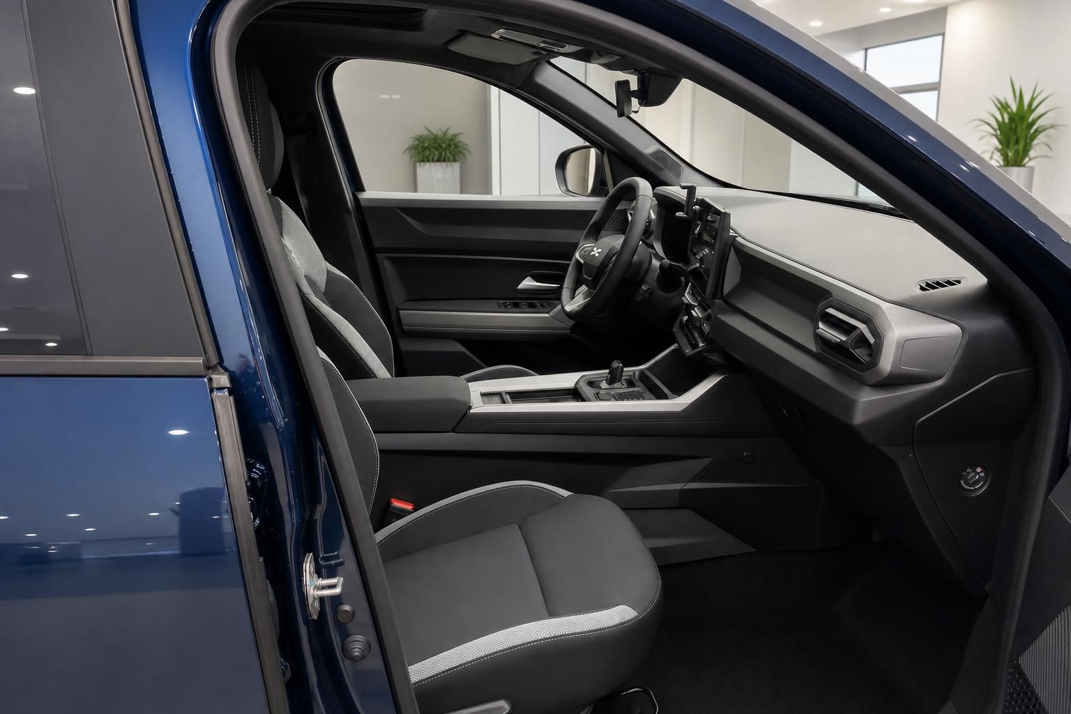 Blick in den Innenraum mit schwarzer Ausstattung und modernem Design im Autohaus