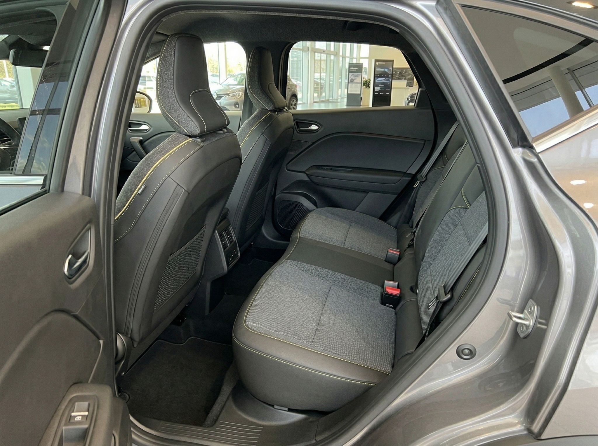 Renault Rücksitzbank mit grauer Polsterung und gelben Ziernähten im Fahrzeuginnenraum