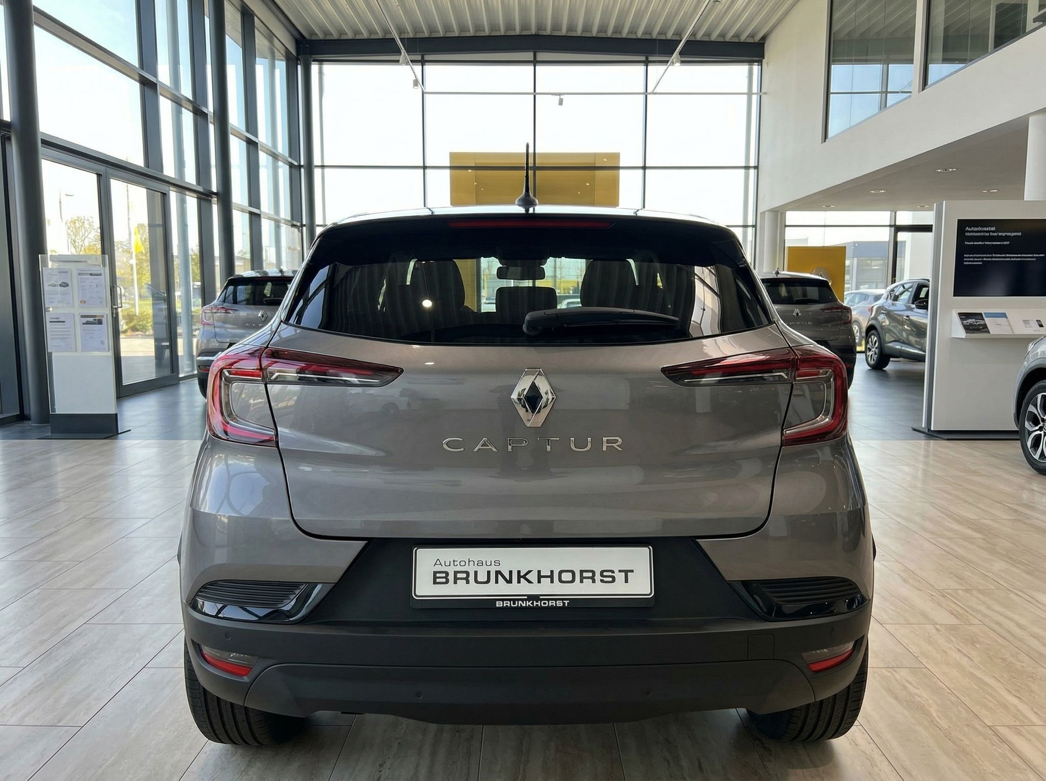 Renault Captur Heckansicht grau im Autohaus - Rückleuchten und CAPTUR Schriftzug