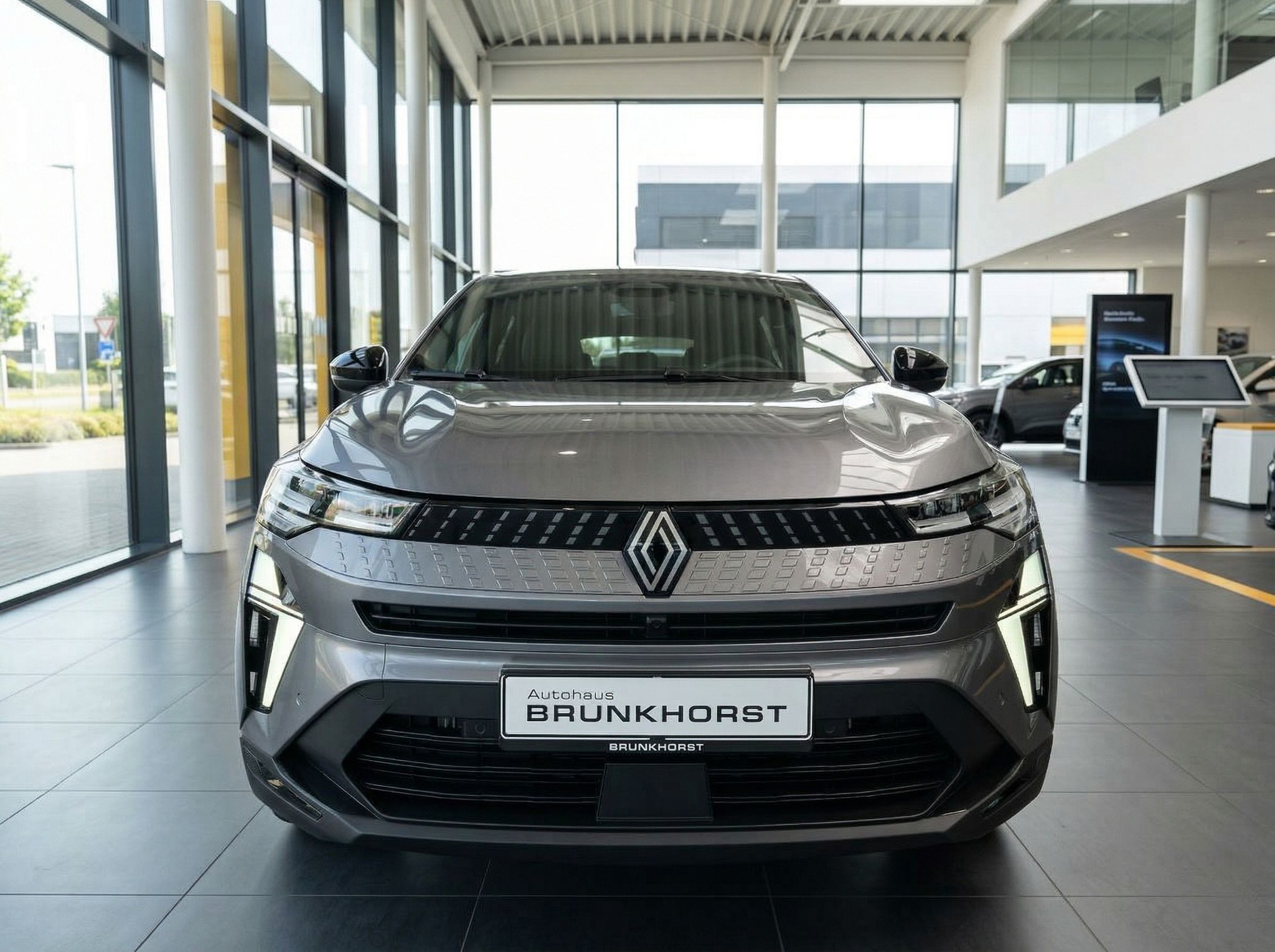 Renault Captur Frontansicht grau - Kühlergrill und LED-Scheinwerfer im Autohaus