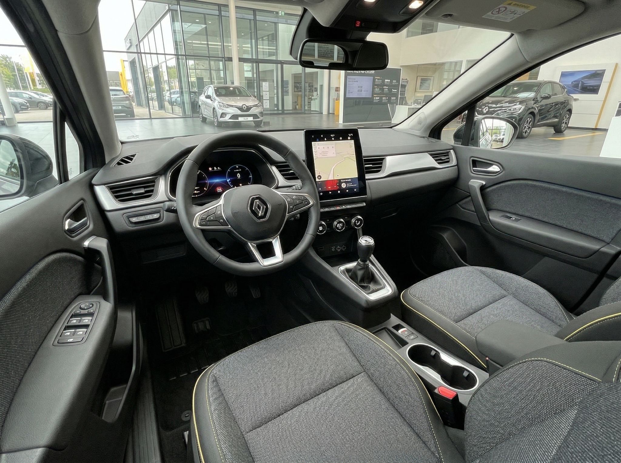 Renault Captur Innenraum schwarz - Armaturenbrett mit Touchscreen und Lenkrad