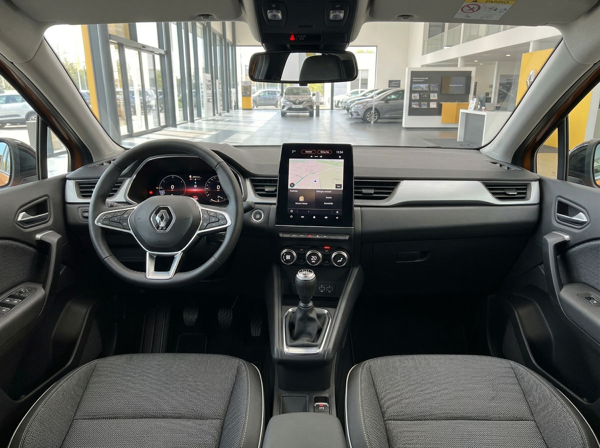 Renault Innenraum mit digitalem Cockpit und Touchscreen-Infotainment im Autohaus