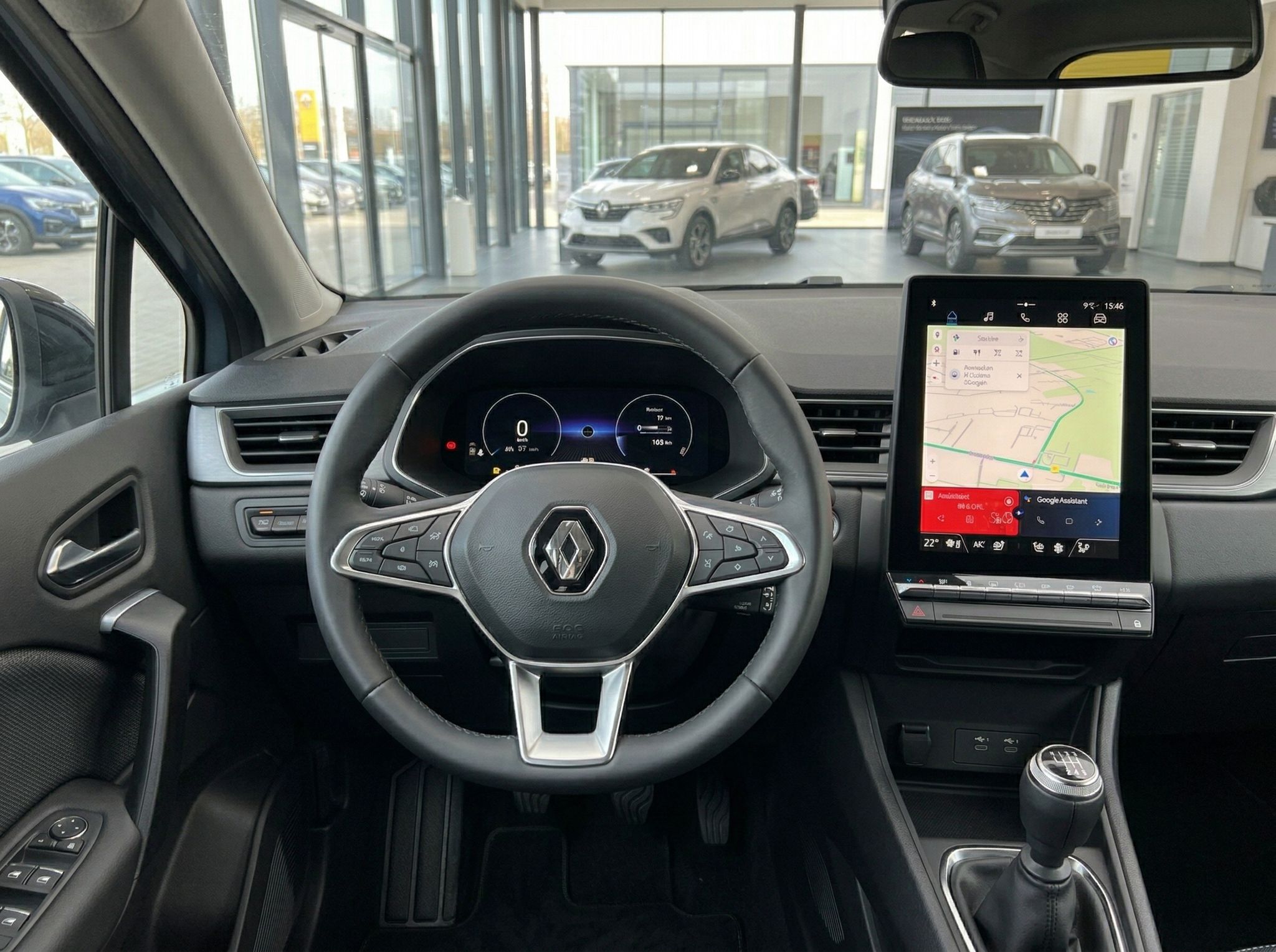 Renault Armaturenbrett mit Lenkrad, digitalem Display und Navigationssystem im Fahrzeuginnenraum