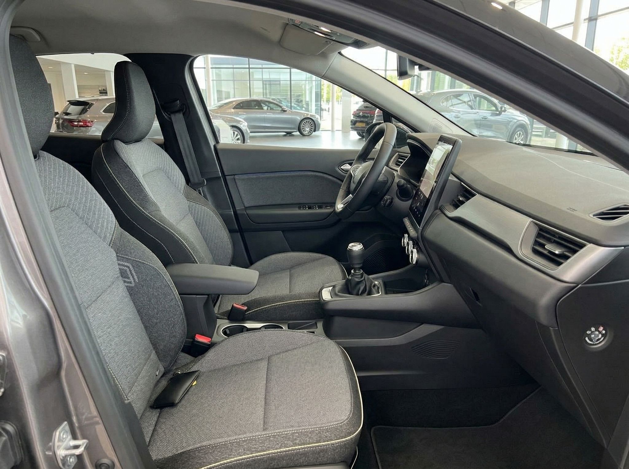 Renault Beifahrersitz und Armaturenbrett mit Schaltgetriebe im Fahrzeuginnenraum