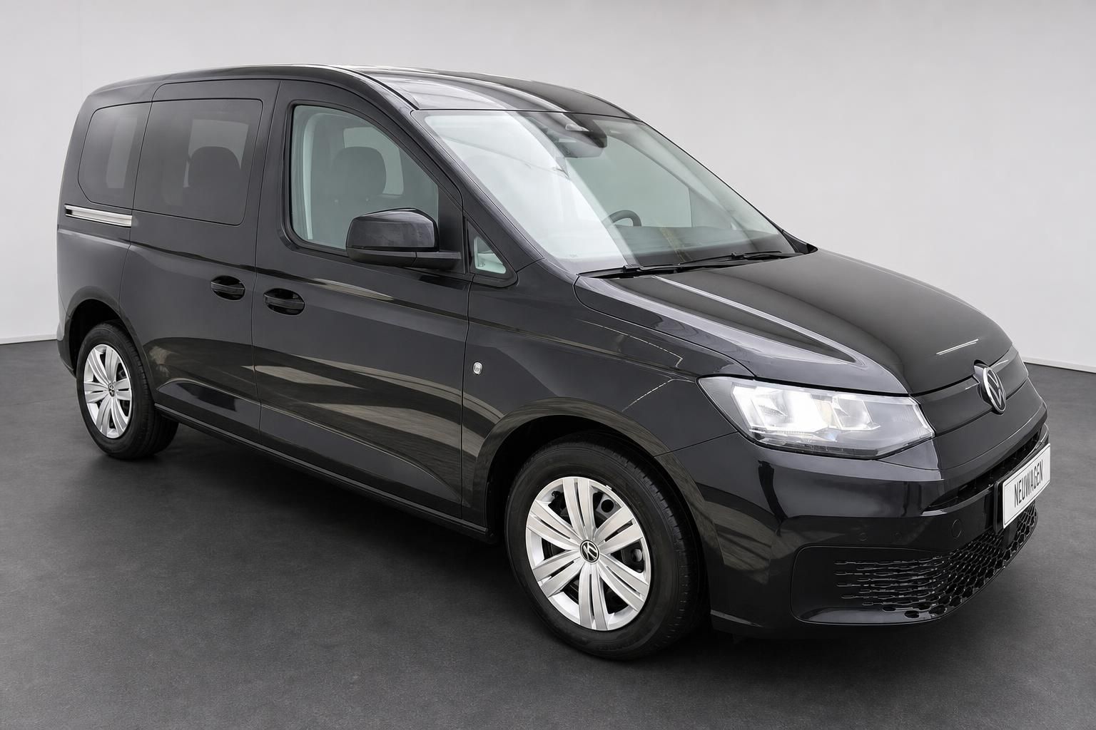 VW Caddy schwarz Frontansicht schraeg Neuwagen Studio