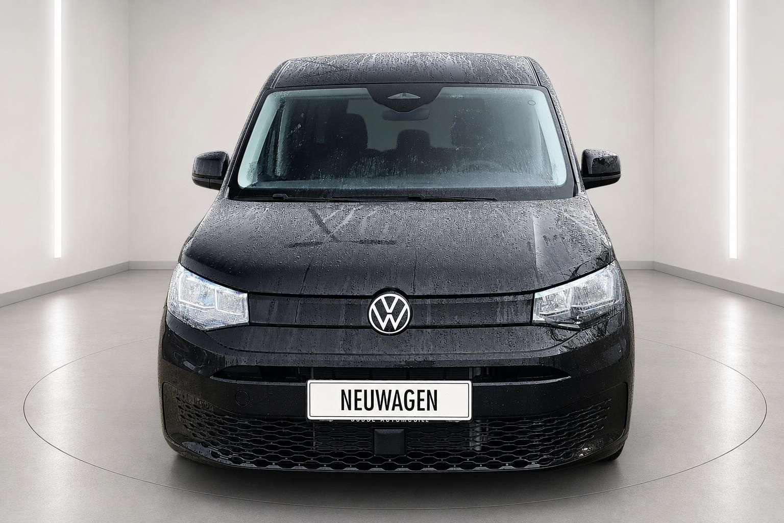 VW Caddy schwarz Frontansicht Neuwagen im Studio