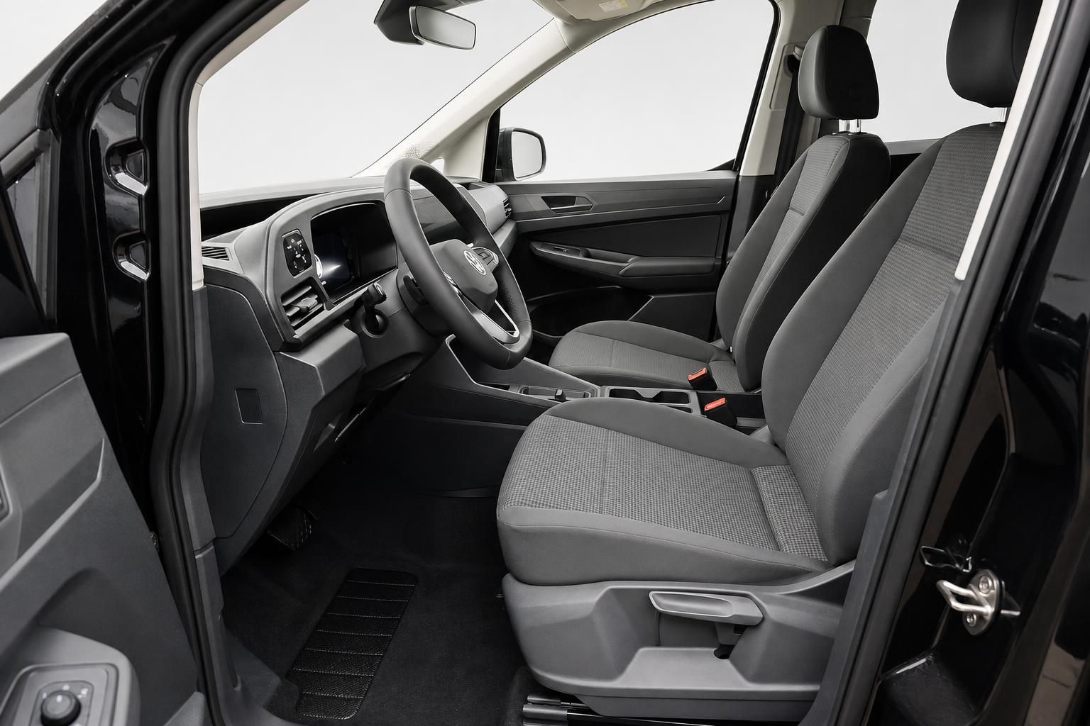 VW Caddy Innenraum Vordersitze und Cockpit Ansicht