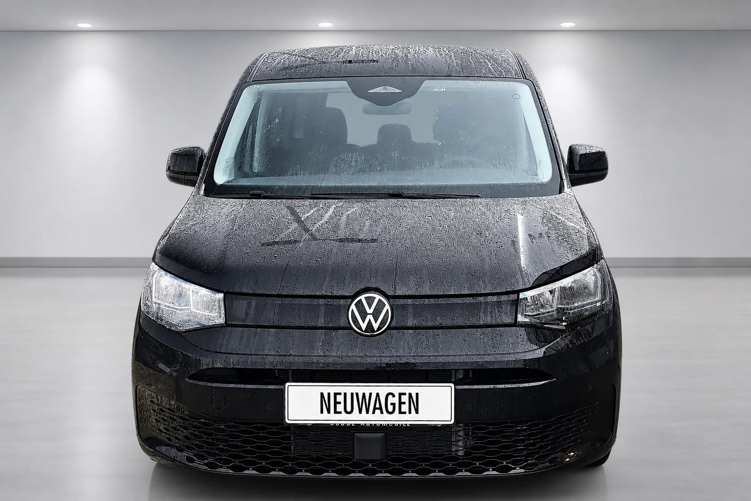VW Caddy schwarz Frontansicht Neuwagen im Studio
