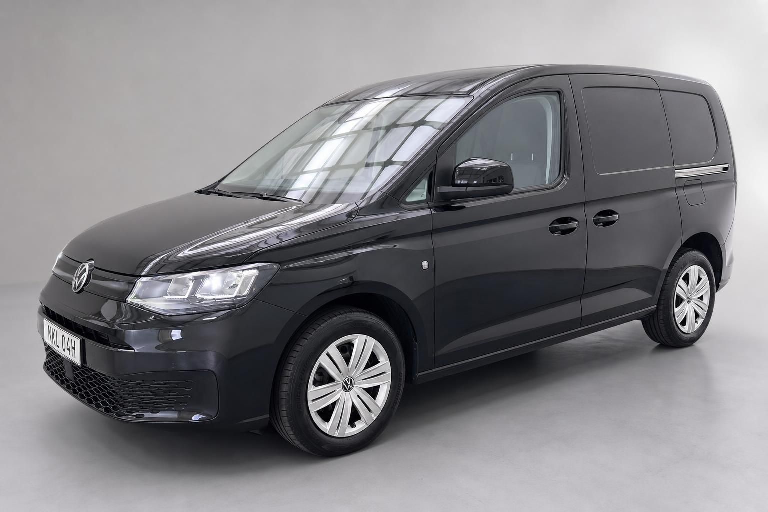 VW Caddy Kastenwagen schwarz Frontansicht schraeg