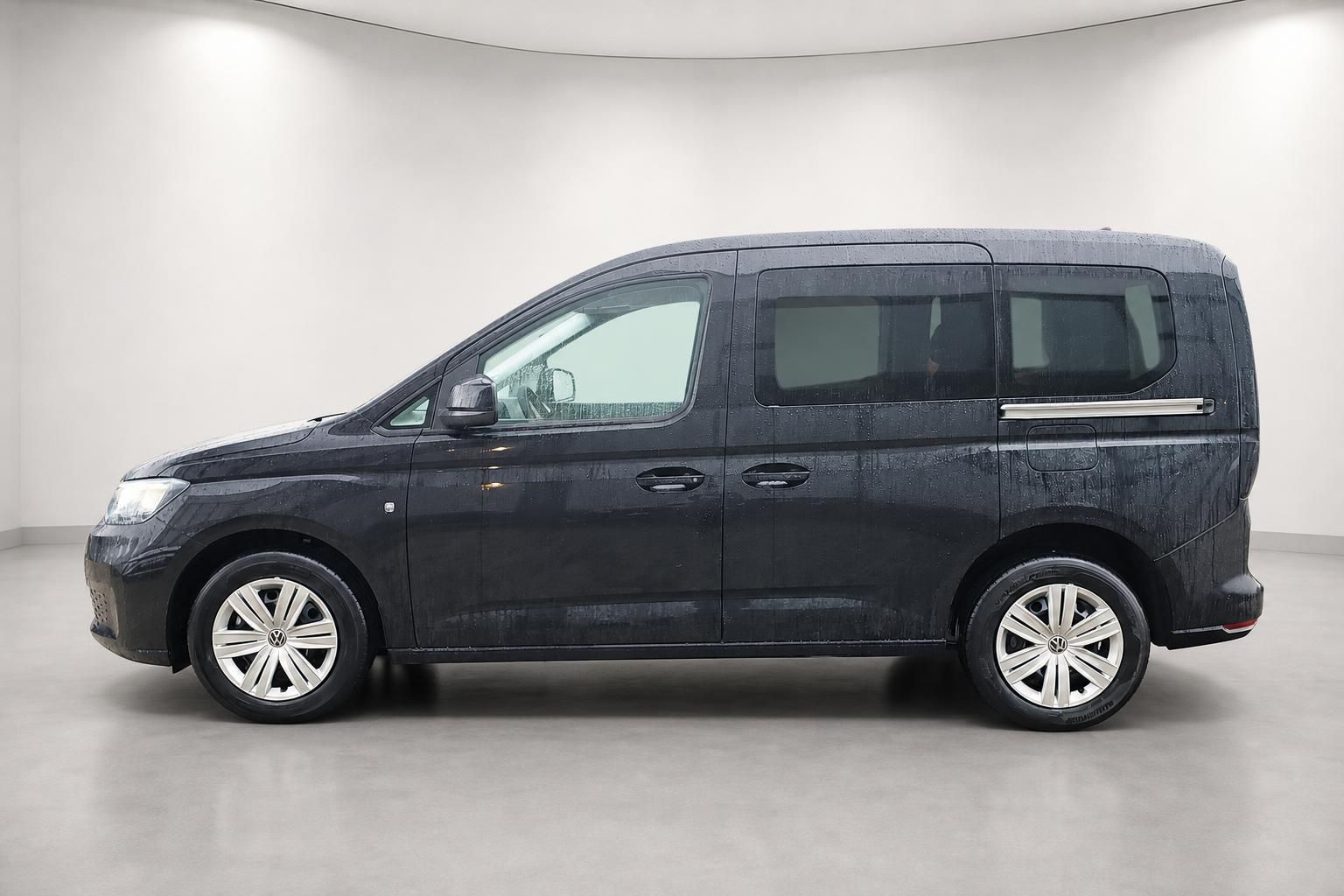 VW Caddy schwarz Seitenansicht im Fotostudio