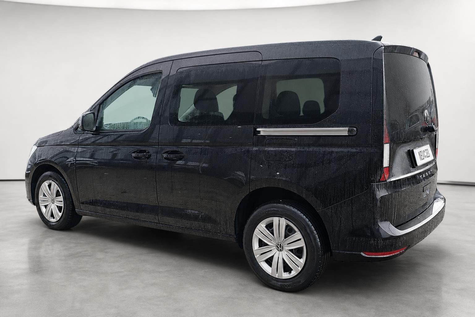 VW Caddy schwarz Heckansicht seitlich im Fotostudio