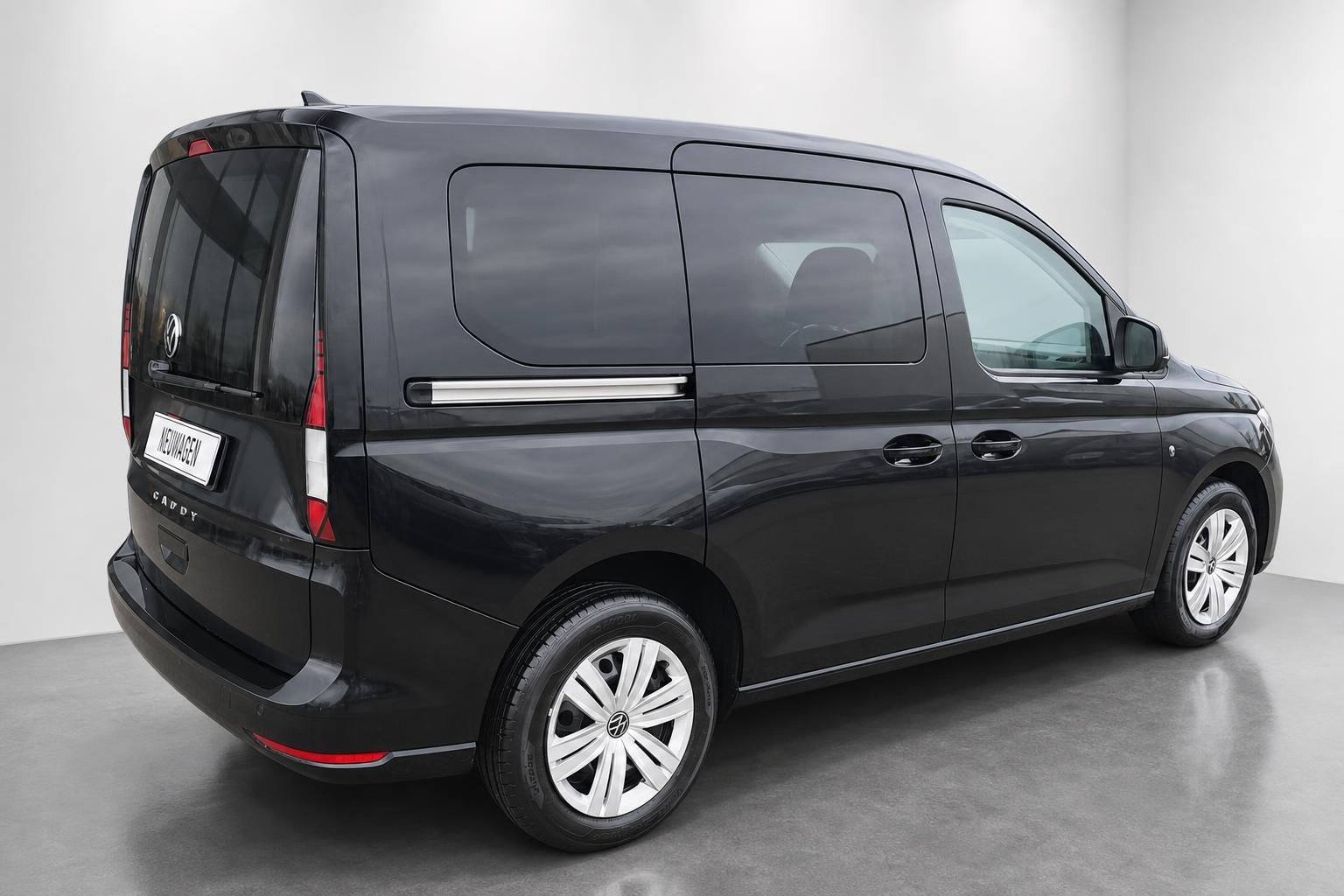 VW Caddy schwarz Heck-Seitenansicht Neuwagen Studio