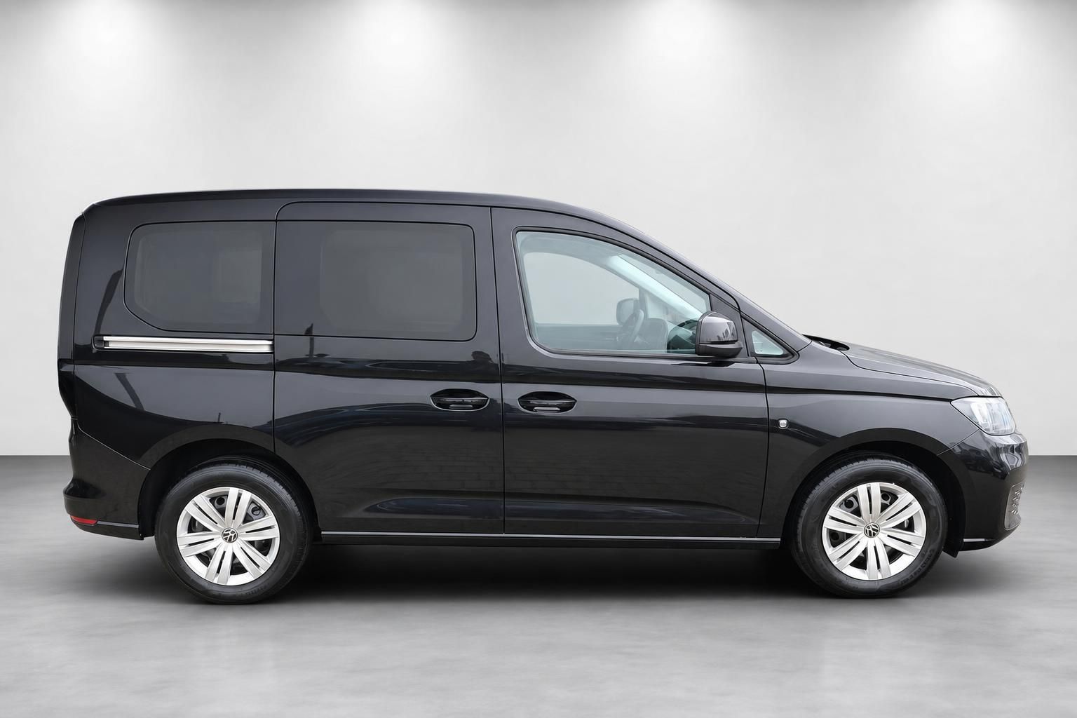 VW Caddy schwarz Seitenansicht Neuwagen Studioaufnahme