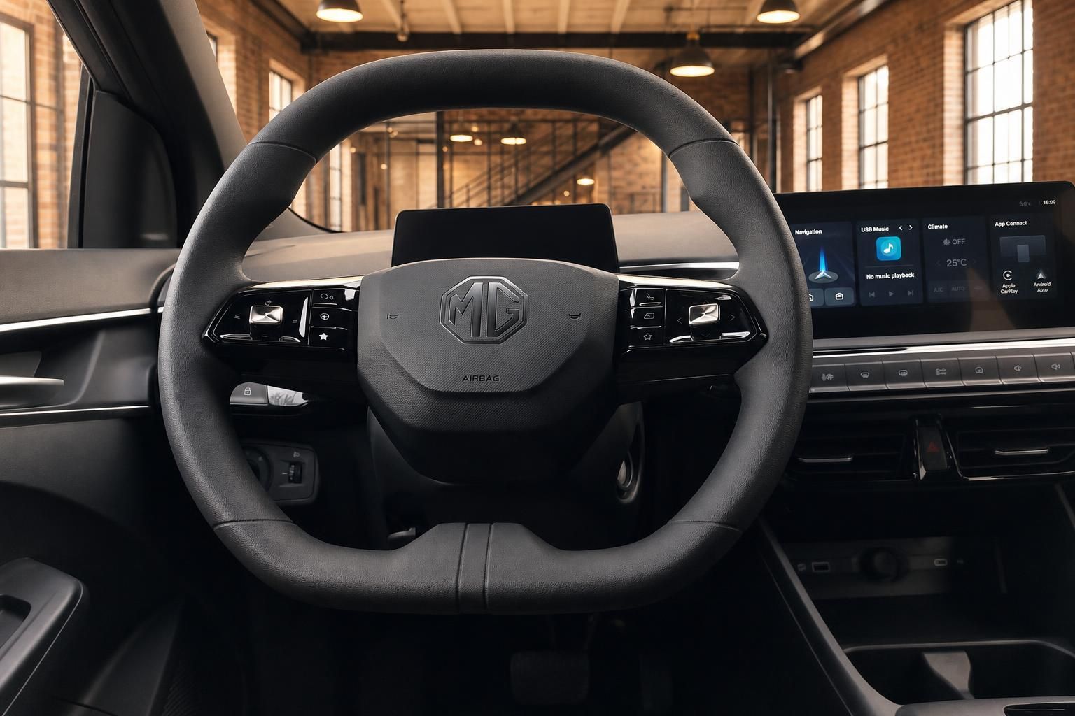 MG Lenkrad Nahaufnahme mit Multifunktionstasten und Infotainment