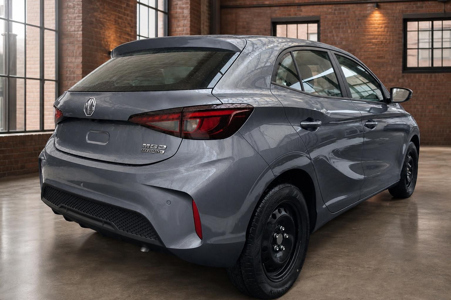 MG3 Hybrid+ grau, Heckansicht in Industriehalle