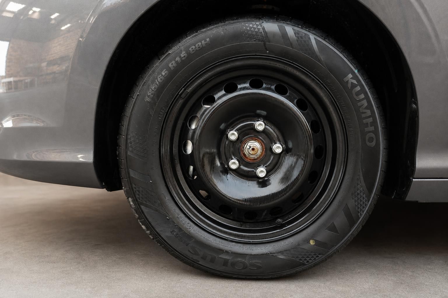 Detailansicht des Stahlrads mit Kumho Reifen am MG Fahrzeug