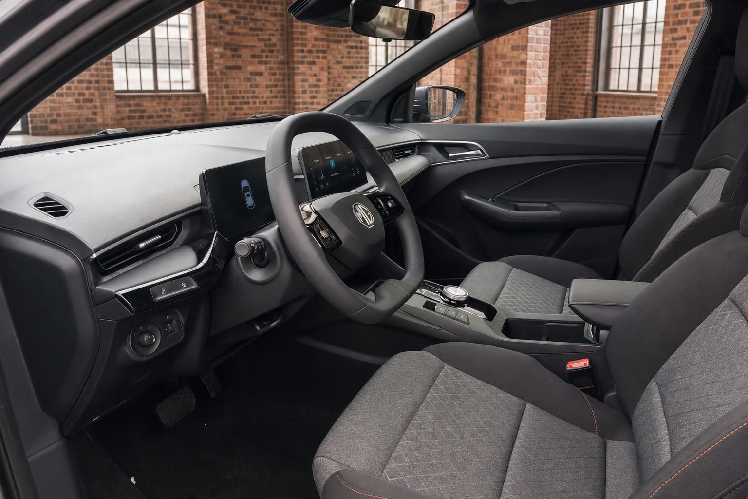 Innenraum des MG mit Lenkrad, Digitalcockpit und Sitzen